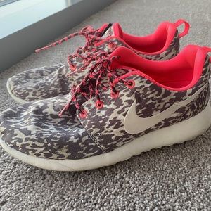 Women’s Nike Roshe Shoes - US 8